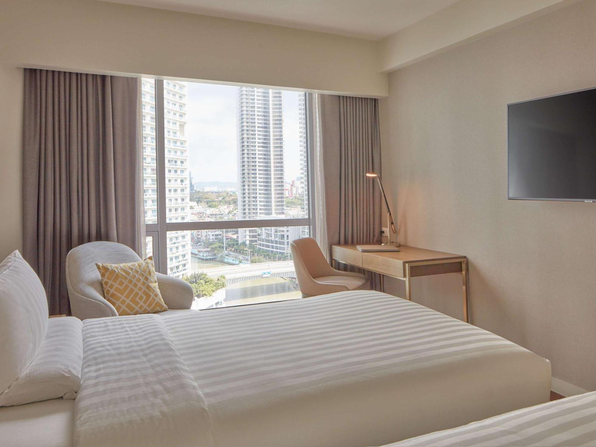 Novotel Suites Manila At Acqua Mandaluyong Exterior foto